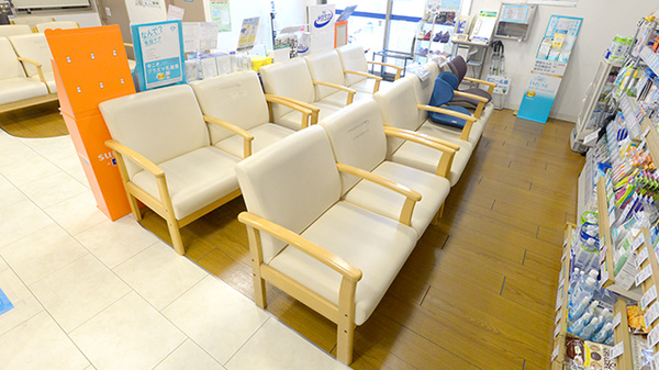 クオール薬局あすなろ店の待合スペース
