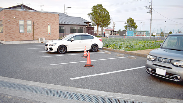 かしわ薬局の駐車場