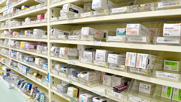 かなえ薬局の薬棚