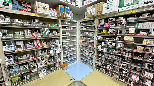 パル薬局新座店の薬棚