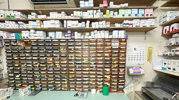 ケイワ薬局　狭山店の薬棚