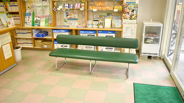 けんゆう薬局の待合スペース