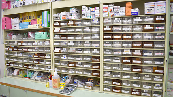 けんゆう薬局の薬棚