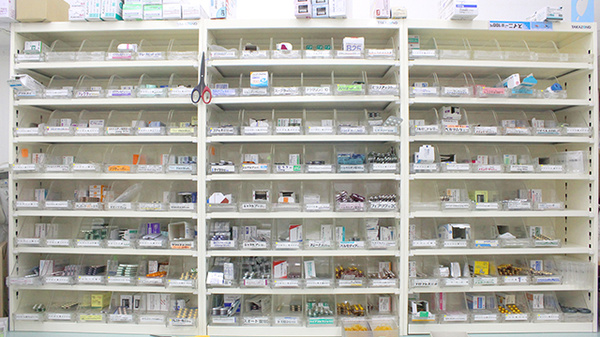 コスモス調剤薬局の薬棚