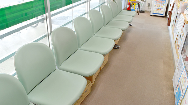 サンコー薬局（埼玉県越谷市）の待合スペース
