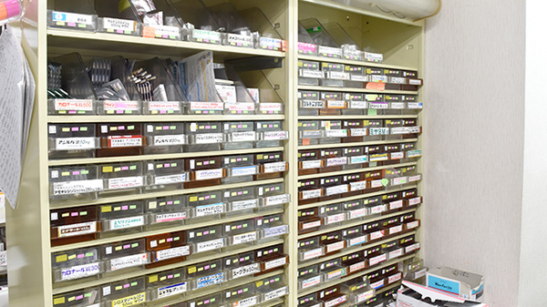 サンコー薬局（埼玉県越谷市）の薬棚