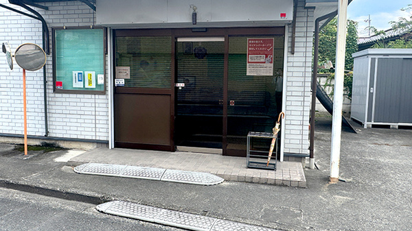 サンワ薬局の入口