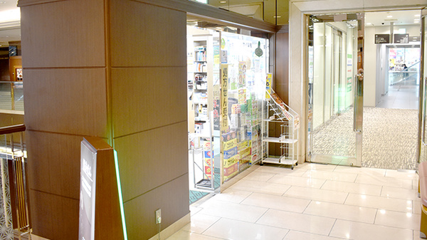 ケイ薬局パレスホテル店の入口