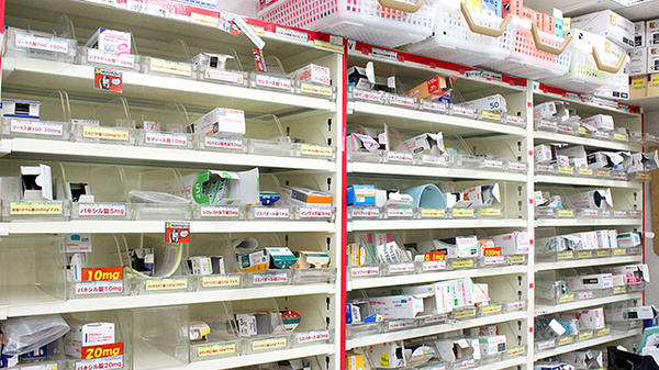 スギ薬局　狭山店の薬棚