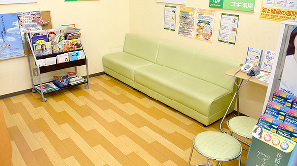 スギ薬局　藤久保店（埼玉県）の待合スペース