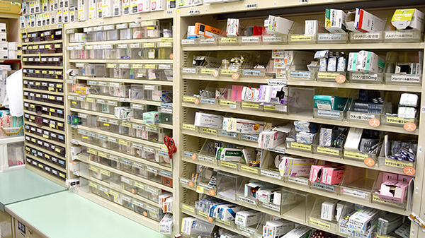 スギ薬局　藤久保店（埼玉県）の薬棚