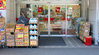 スギ薬局　入間駅前店の入口
