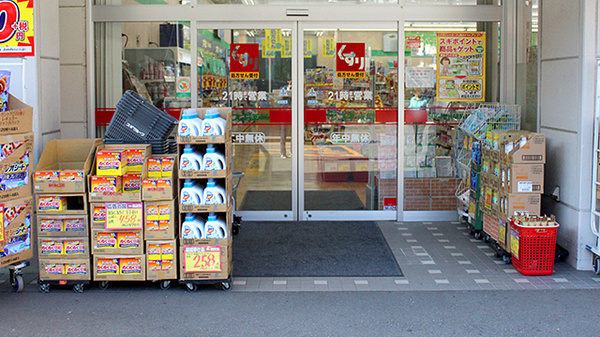 スギ薬局　入間駅前店の入口