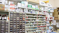 スギ薬局　北入曽店の薬棚