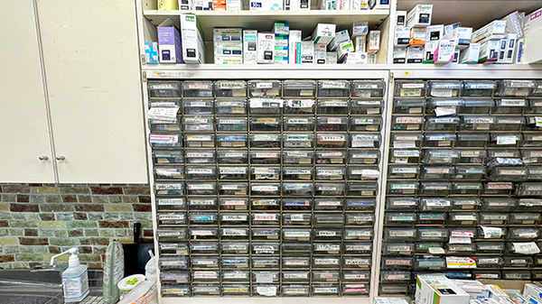 すみれ薬局の薬棚