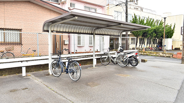 クオール薬局武里店の駐輪場