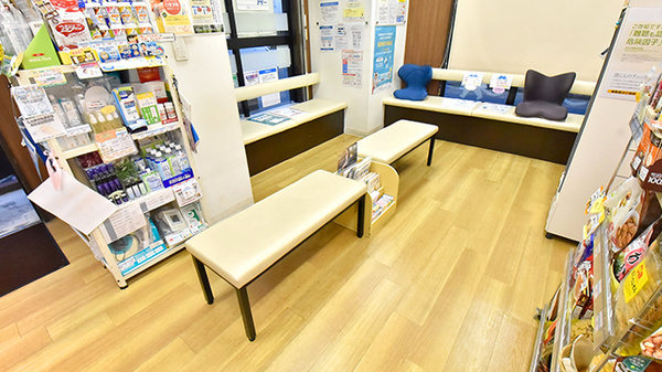 トリム薬局 さいたま店の待合スペース