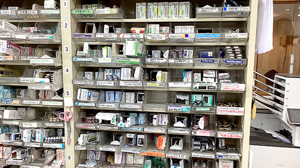パル薬局 東みずほ台店の薬棚