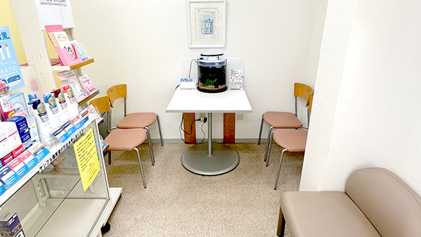 ハロー薬局　坂戸店の待合スペース