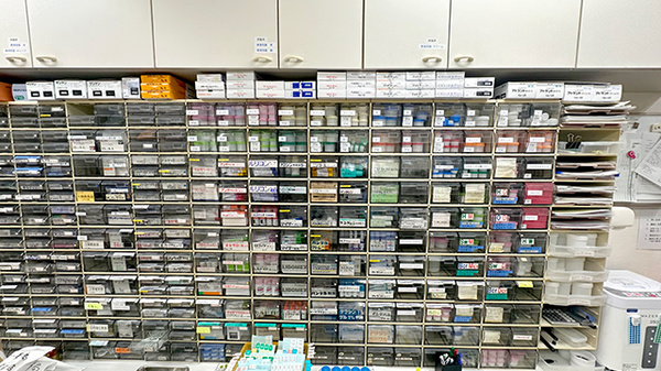 ハロー薬局　坂戸店の薬棚