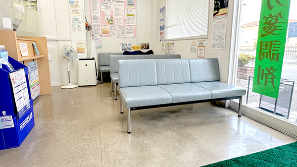 ひばり薬局つばき店の待合スペース