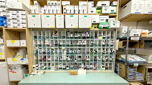 ひばり薬局つばき店の薬棚