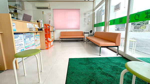 ひばり薬局花園店の待合スペース