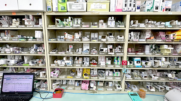 ひばり薬局日赤前店の薬棚