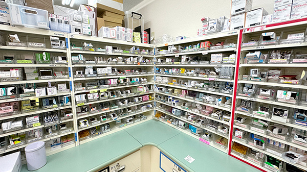 ひばり薬局国済寺店の薬棚