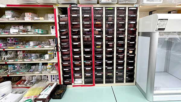 ひばり薬局美里店の薬棚