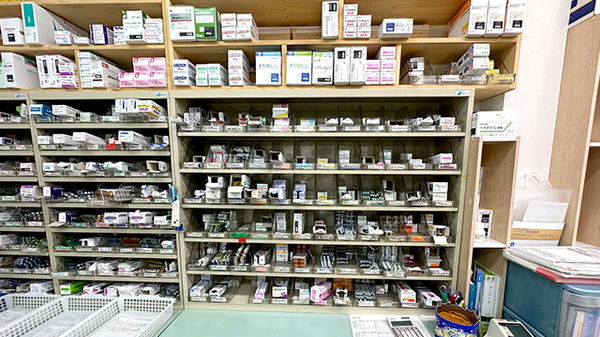 ひばり薬局桜沢店の薬棚