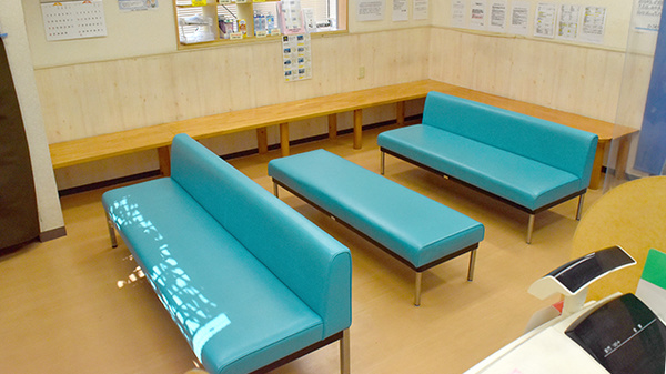 ひまわり薬局の待合スペース