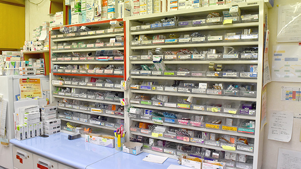 ひまわり薬局の薬棚