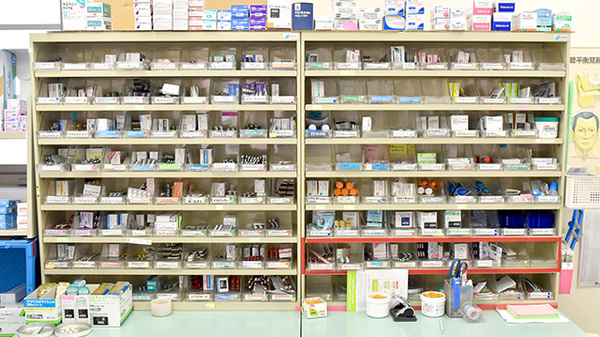 ひまわり薬局本町店の薬棚