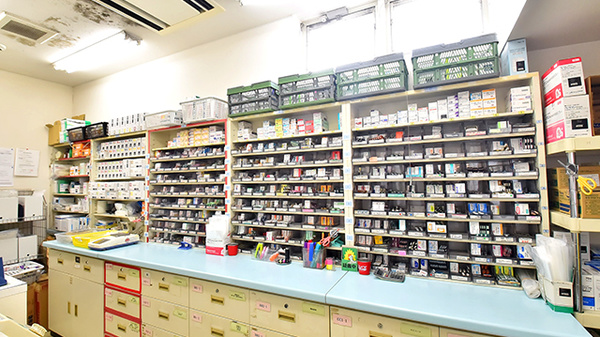 ファーマライズ薬局 原市店の薬棚