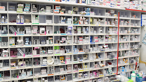 ファイン薬局八潮店の薬棚