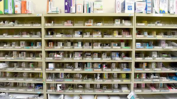 ファミリー薬局本一店の薬棚