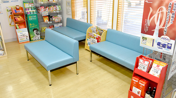 ふたば薬局の待合スペース