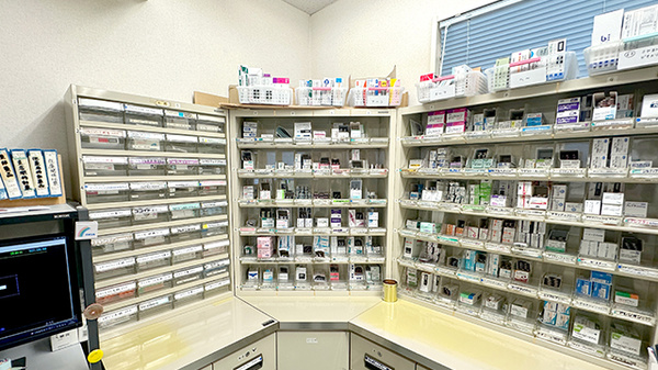 マリオン薬局坂戸店の薬棚