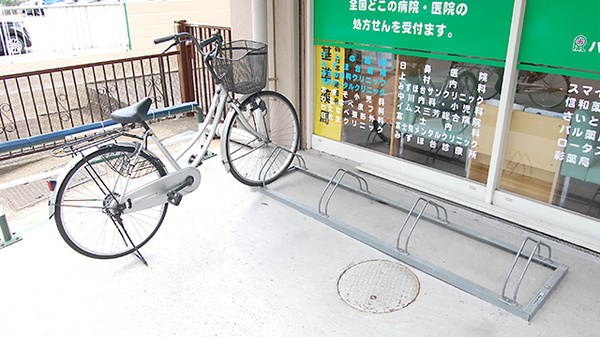 パル薬局三芳町店の駐輪場