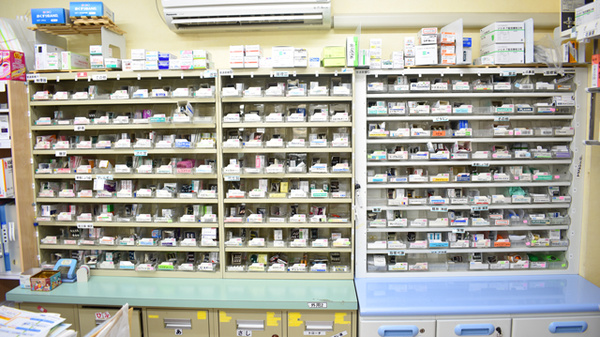 パル薬局三芳町店の薬棚