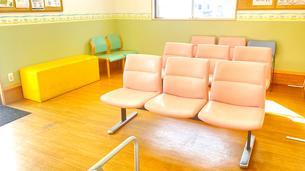 メイプル薬局の待合スペース