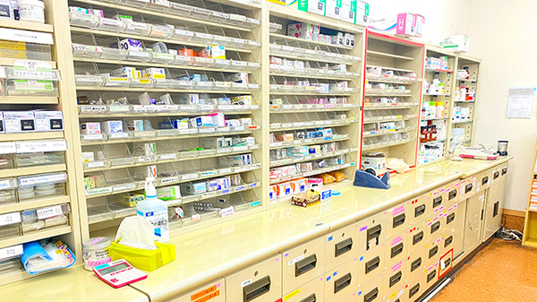 メイプル薬局の薬棚