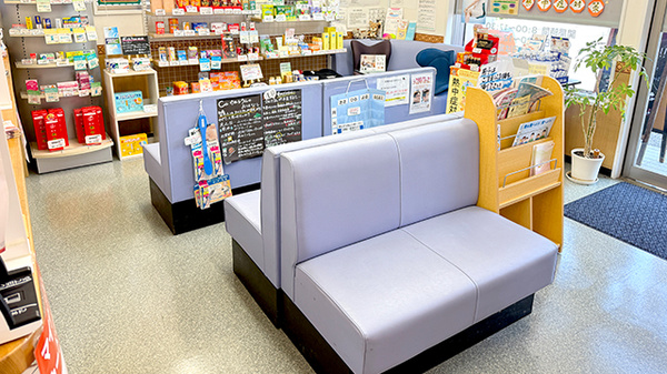 メープル薬局越谷店の待合スペース