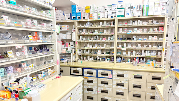 メープル薬局越谷店の薬棚