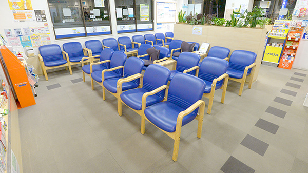 クオール薬局ユーカリ店の待合スペース