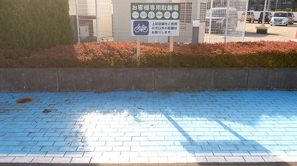 クオール薬局高坂店の駐輪場