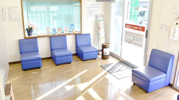 リズム薬局日進店の待合スペース