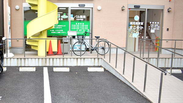 パル薬局　中央公園店の入口
