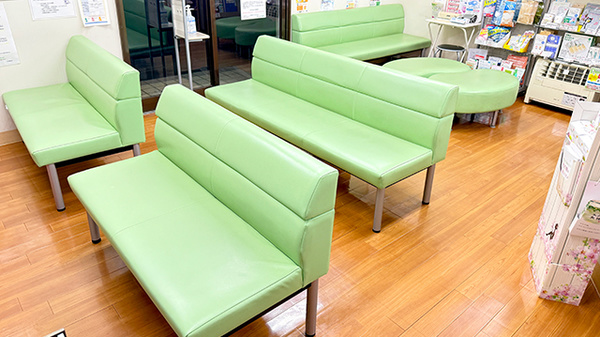 わかば薬局　本店の待合スペース